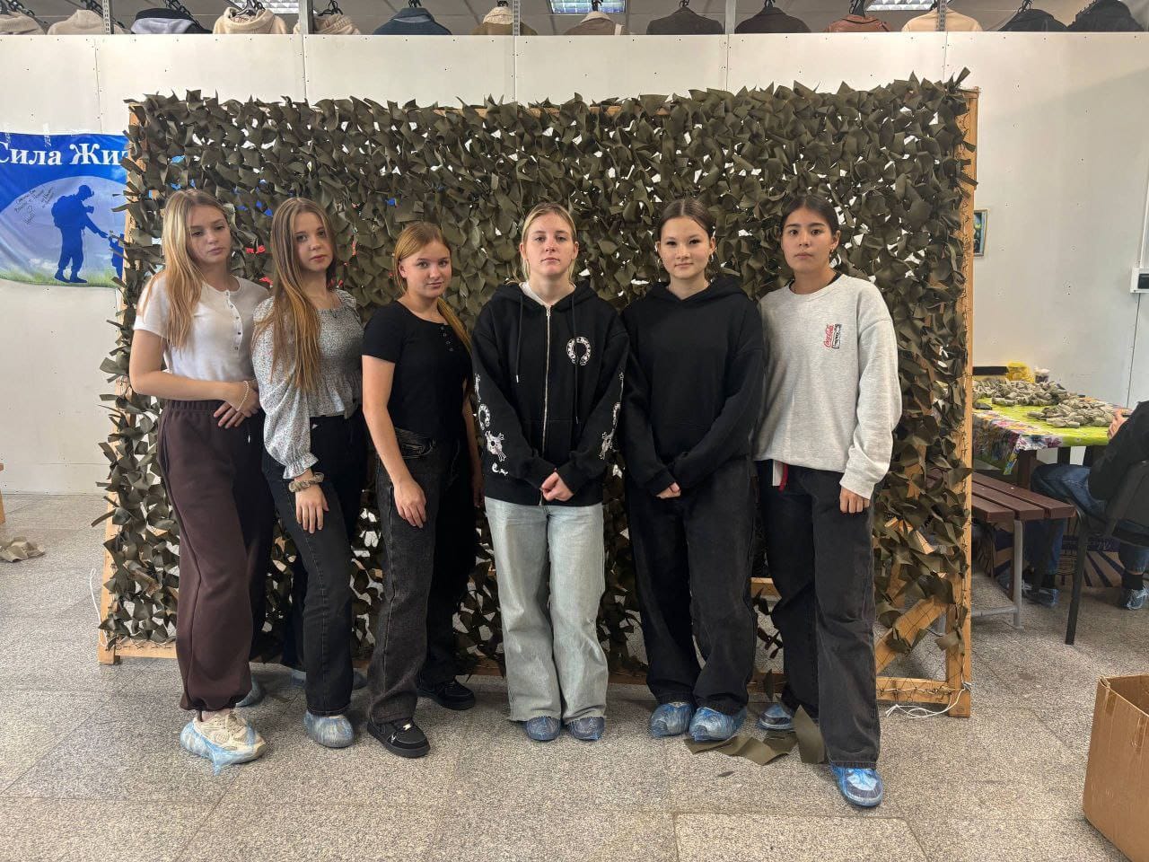 Ребята-волонтеры колледжа еженедельно принимают активное участие в плетении маскировочных сетей для бойцов СВО.