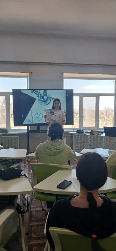 В МОБУ «СОШ 10» г. Арсеньев для учащихся 9-х классов прошёл классный час, посвящённый перспективам профессионального образования.