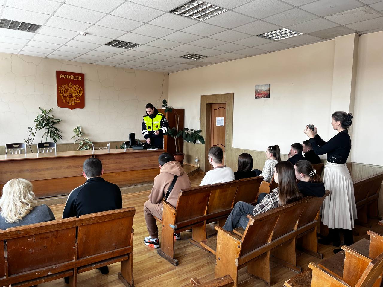 Выездное занятие студентов по акции «Студенческий десант» в ГИБДД Уссурийска