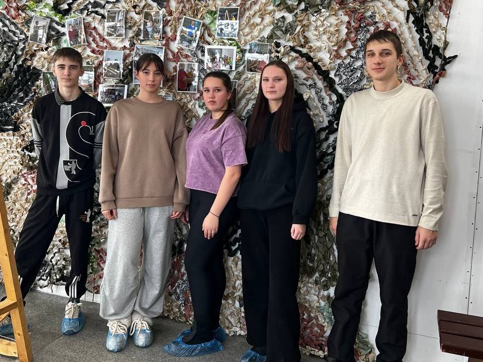 Студенты-волонтёры ДВТК принимают активное участие в плетении маскировочных сетей для бойцов СВО.