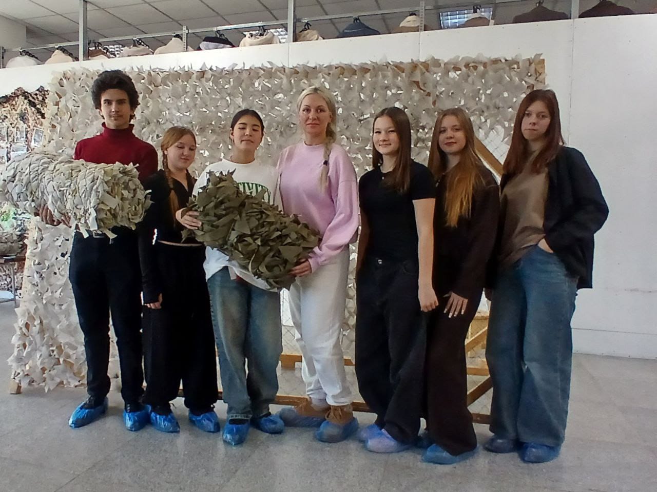 Студенты ДВТК плетут маскировочные сети для участников СВО