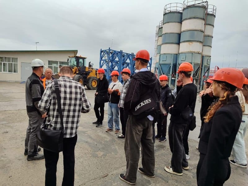 В рамках интеграционной недели 24 сентября была проведена экскурсия для первокурсников 412 группы на предприятие «Строймост ДВ».