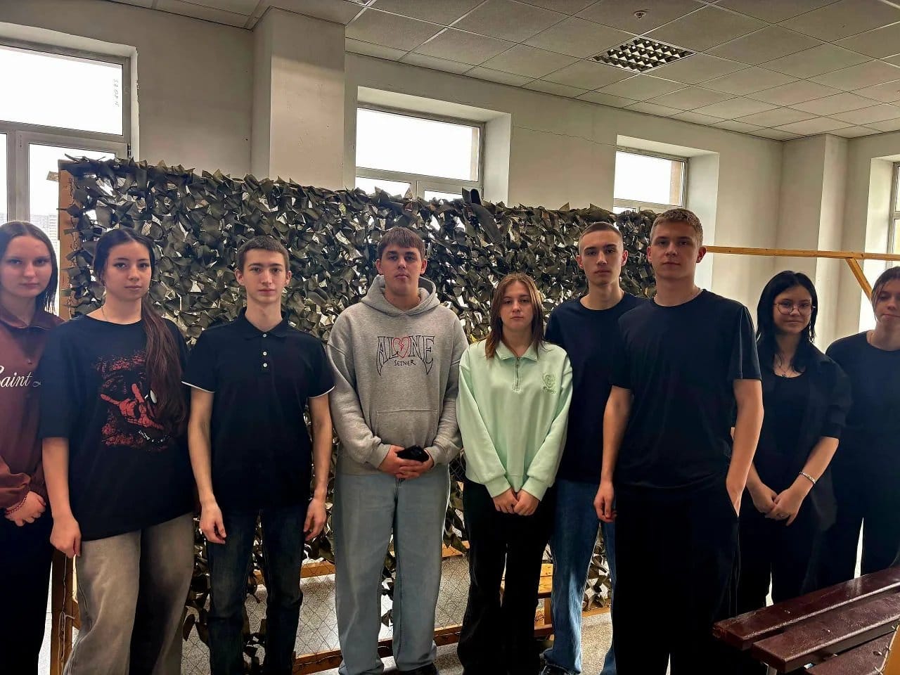 Студенты ДВТК плетут маскировочные сети для наших защитников