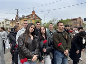 Церемония возложения цветов у Вечного огня