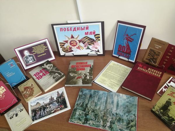 Информационная выставка «Победный май»